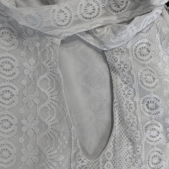 White sleeveless tie-neck blouse - Picture 3 of 5